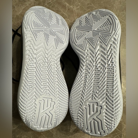 Nike Kyrie Flytrap 6 Basketball
Shoes - Picture 9 of 13